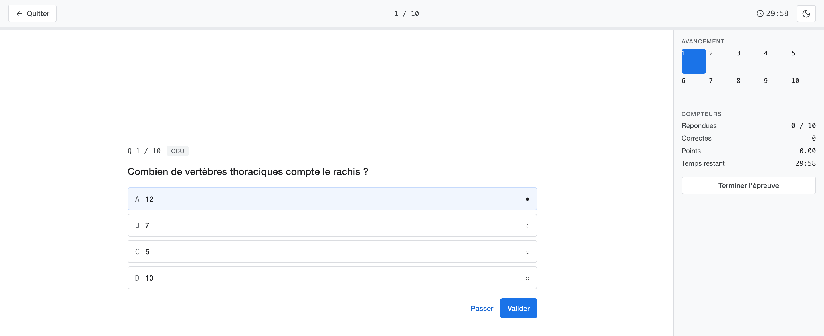 Une session de QCM en cours : l'énoncé, les propositions à cocher, le chronomètre et l'avancement dans la série.